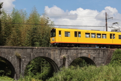 眼鏡橋と黄色い電車