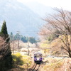むらさきの電車走る山里