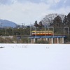 橋を渡るオレンジ色の電車
