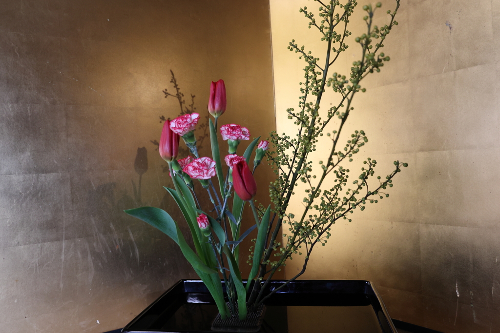 金屏風の生け花