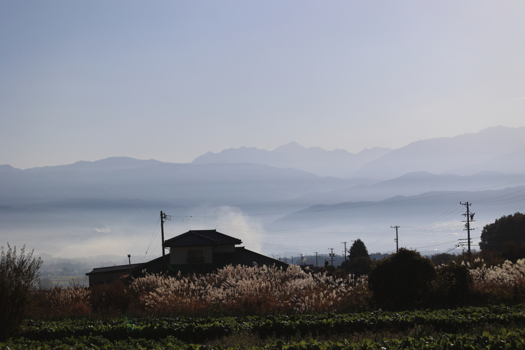 朝靄かかる伊那谷