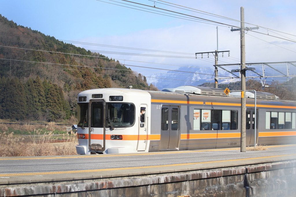 伊吹山と電車
