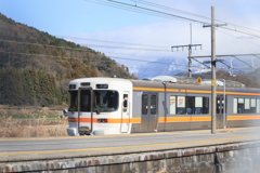 伊吹山と電車