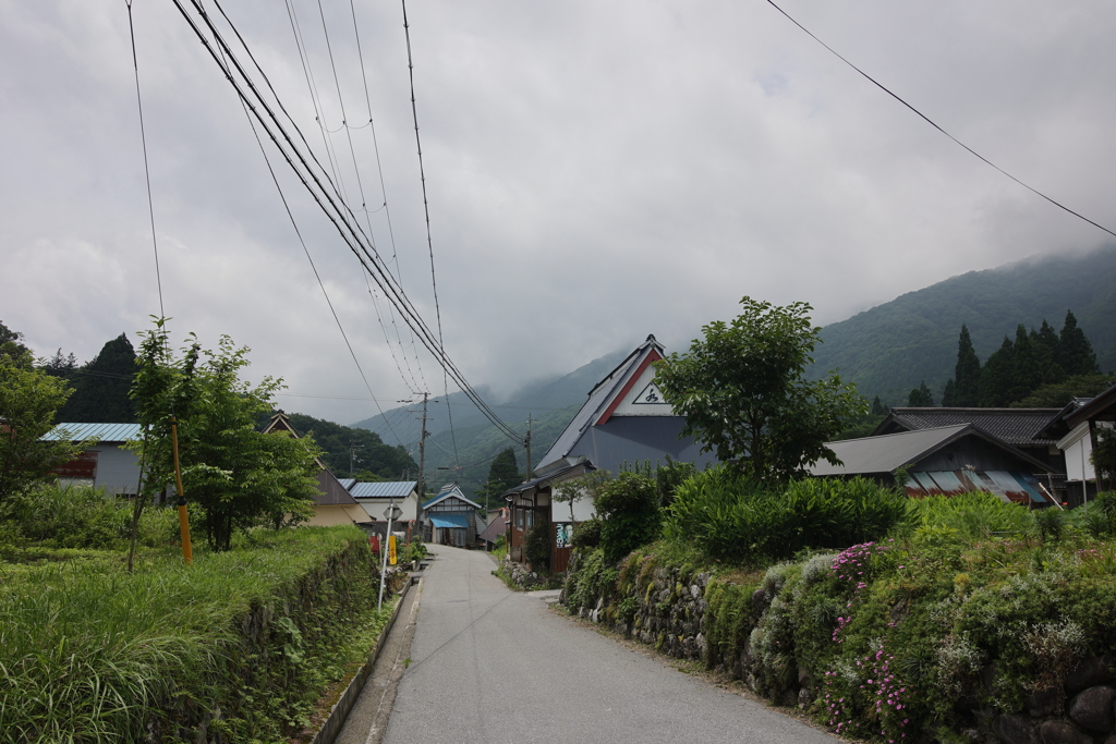 山村の梅雨空