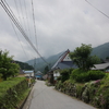 山村の梅雨空