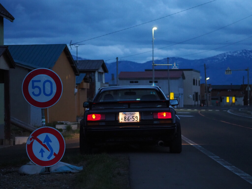 日没後の低い看板