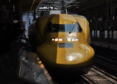 イエロー