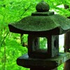 新緑の灯篭