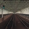 続く