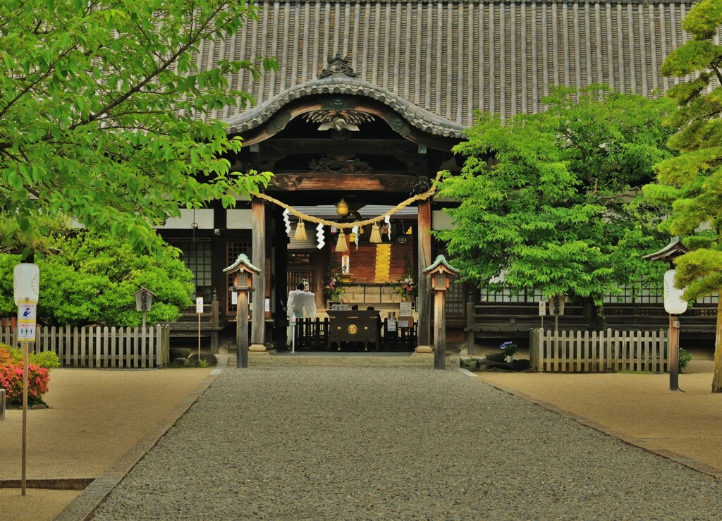 厳か