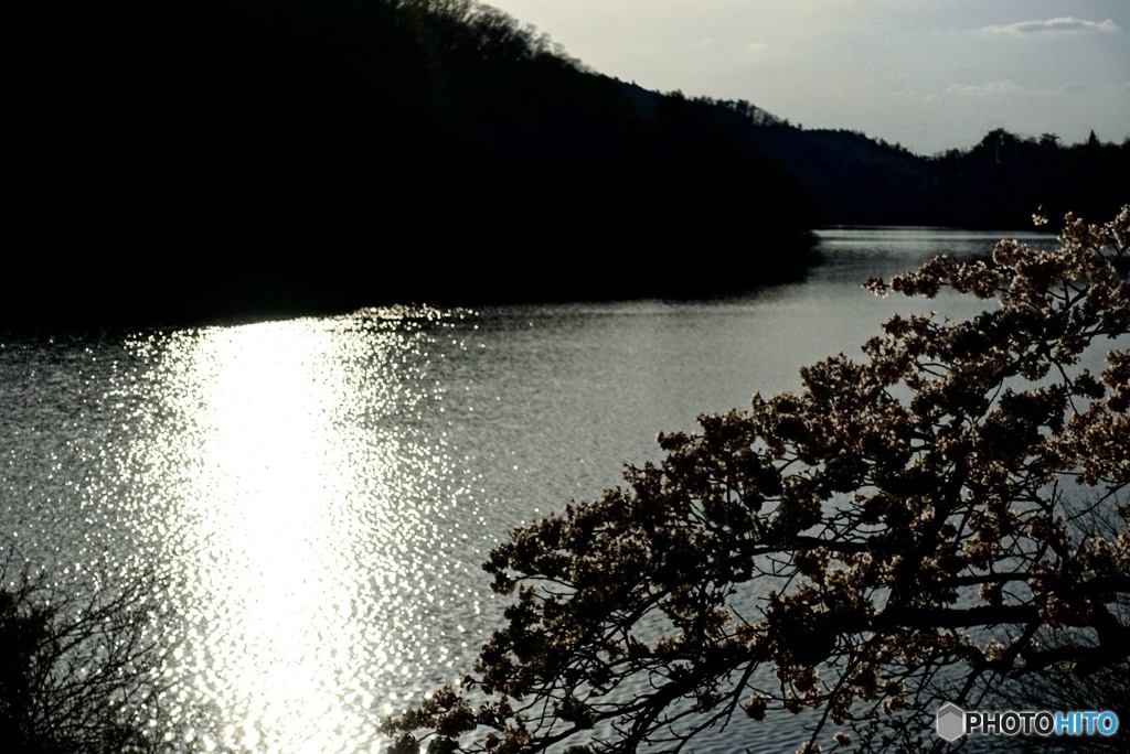 山間の湖