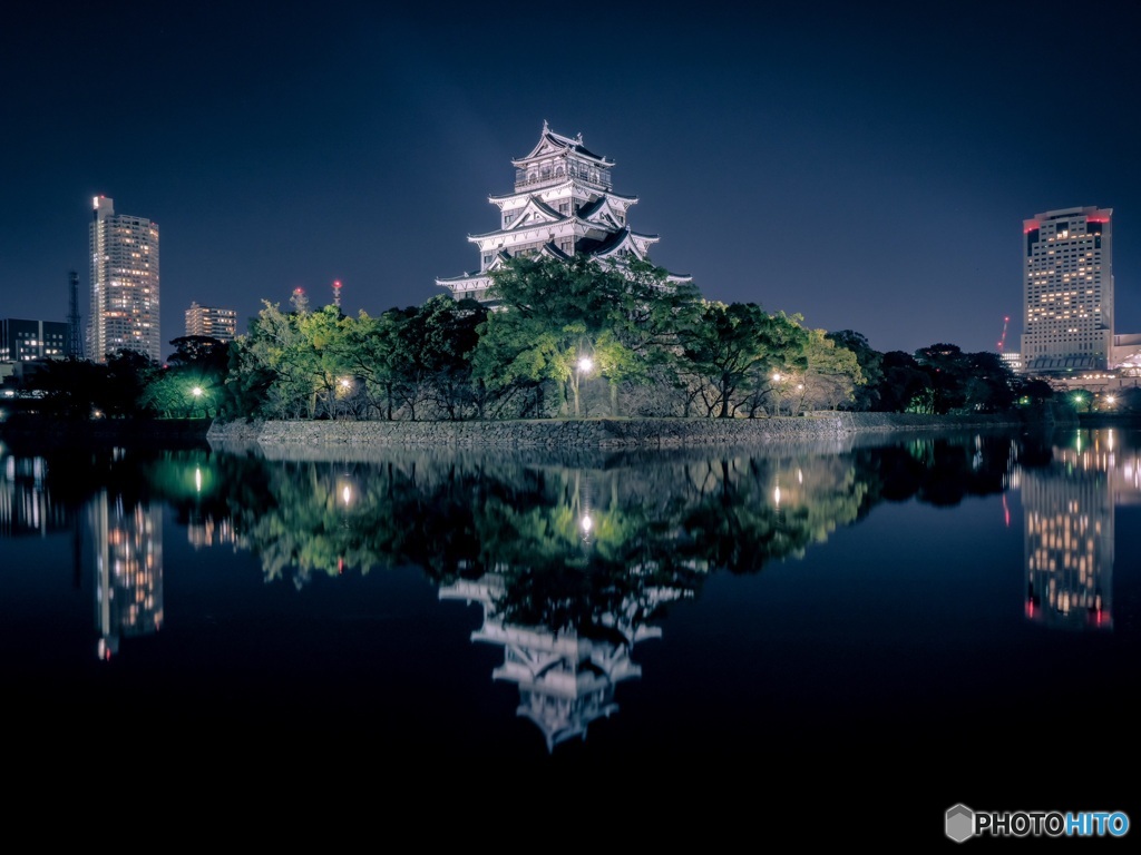 闇に浮かぶ広島城