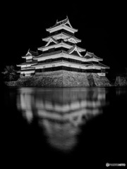 闇に浮かぶ松本城