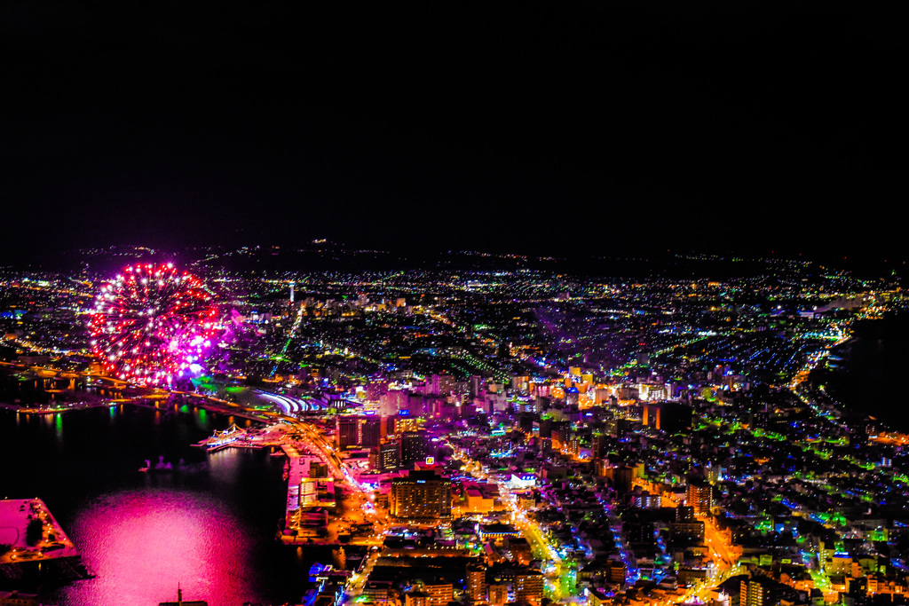 函館の夜空を彩る