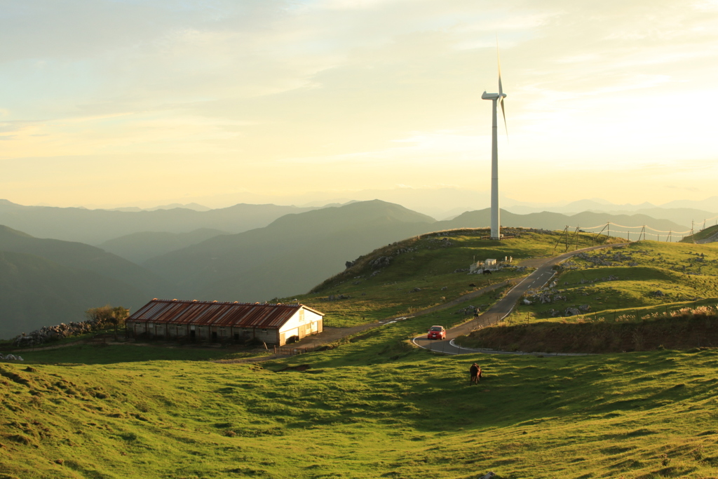 風車と夕暮れ