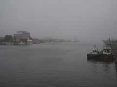 霧の港町