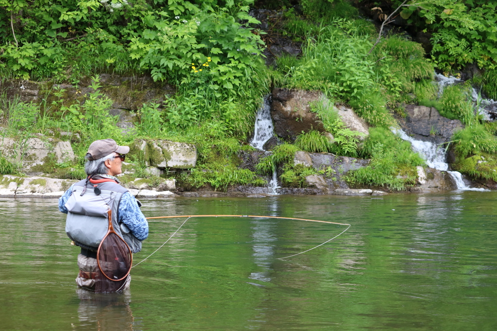 釣り人と小滝