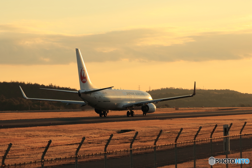 飛行機のある夕景