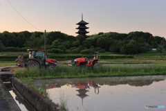 五重塔×赤いトラクター
