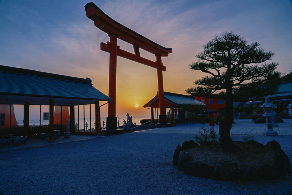 福徳稲荷神社の夕日