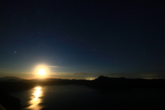 摩周湖で月と星との出会い
