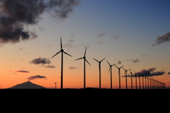 オトンルイ風力発電所と利尻富士の黄昏