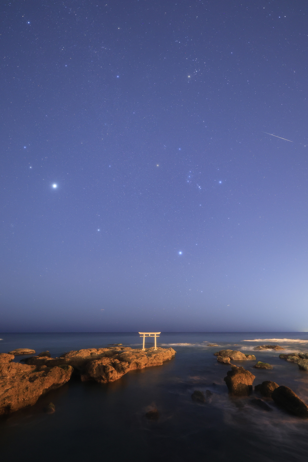 神磯の鳥居とふたご座流星群　2025