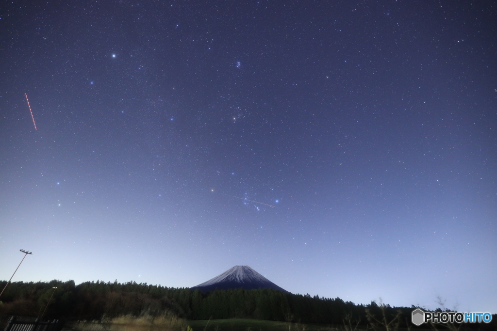 オリオン座を通過する流れ星