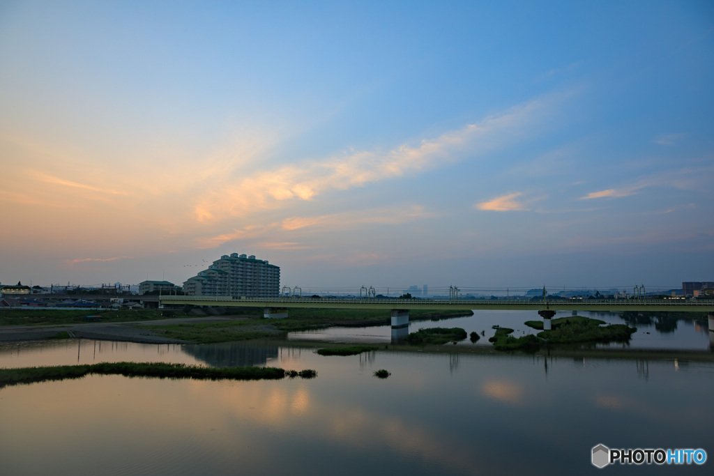 朝焼けの空と川の風景