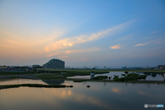 朝焼けの空と川の風景
