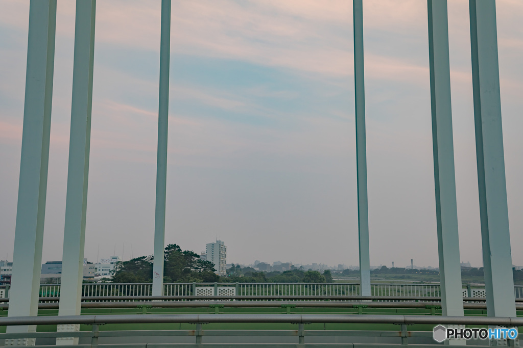 橋から見た朝焼けの空