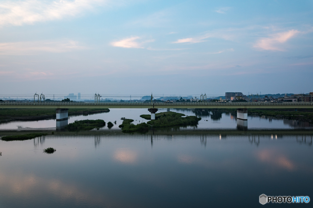 朝焼けの空と鉄道橋