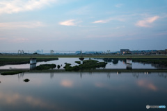 朝焼けの空と鉄道橋