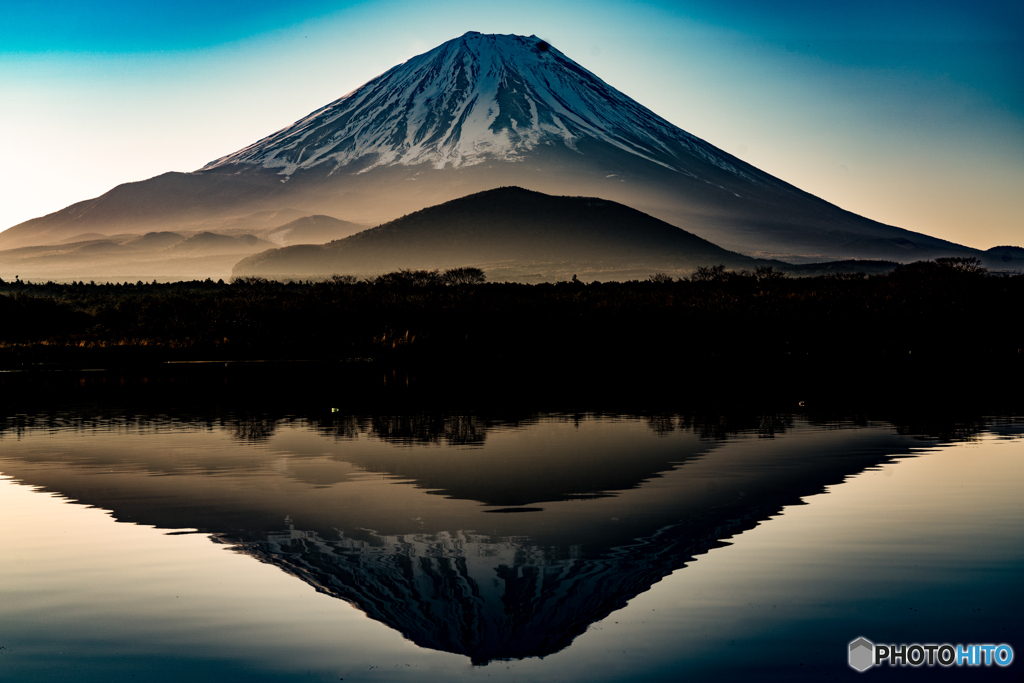 朝もやと富士山