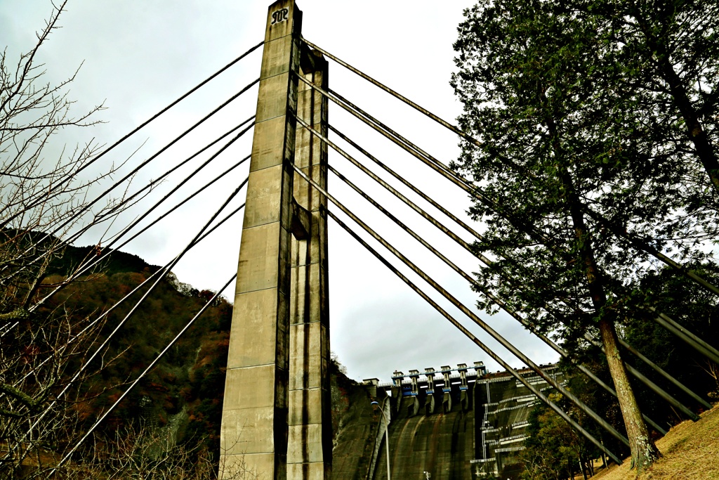 松ケ山橋と三保ダム(自然との融合あるいは浸食）