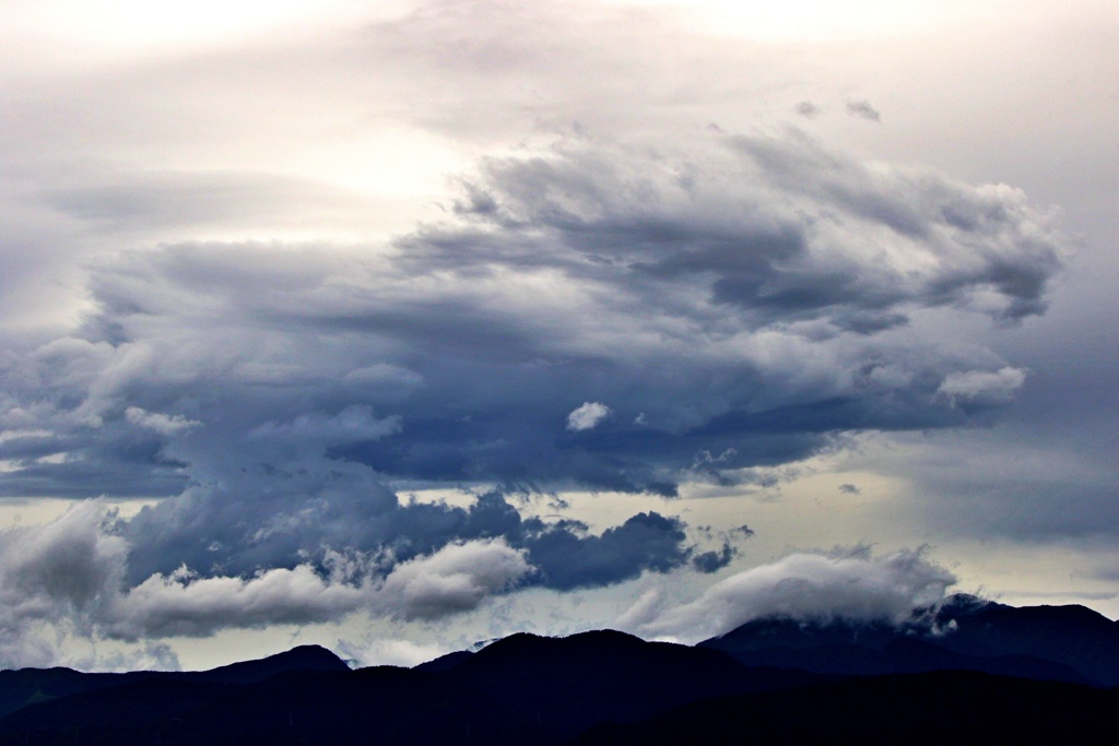 雲、空を通り過ぎ去る①