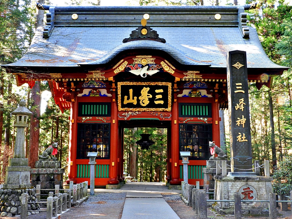 三峯神社の随身門