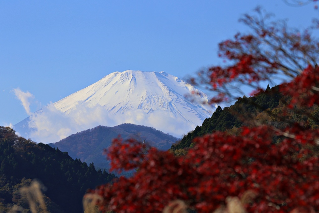山間に富士山が見える