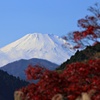 山間に富士山が見える