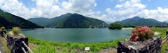 パノラマ初夏のダム湖(丹沢湖)湖側