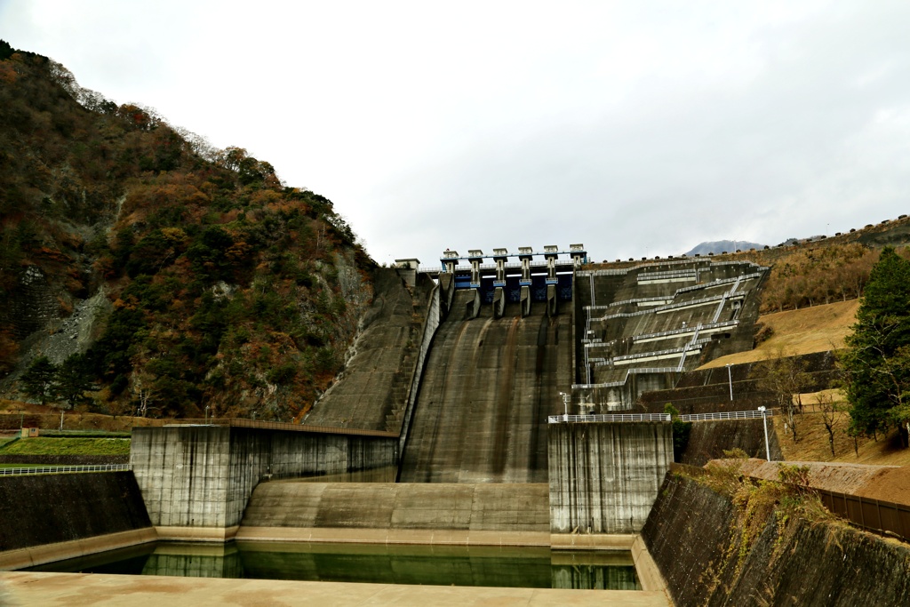 山間に水を堰き止める(三保ダム)