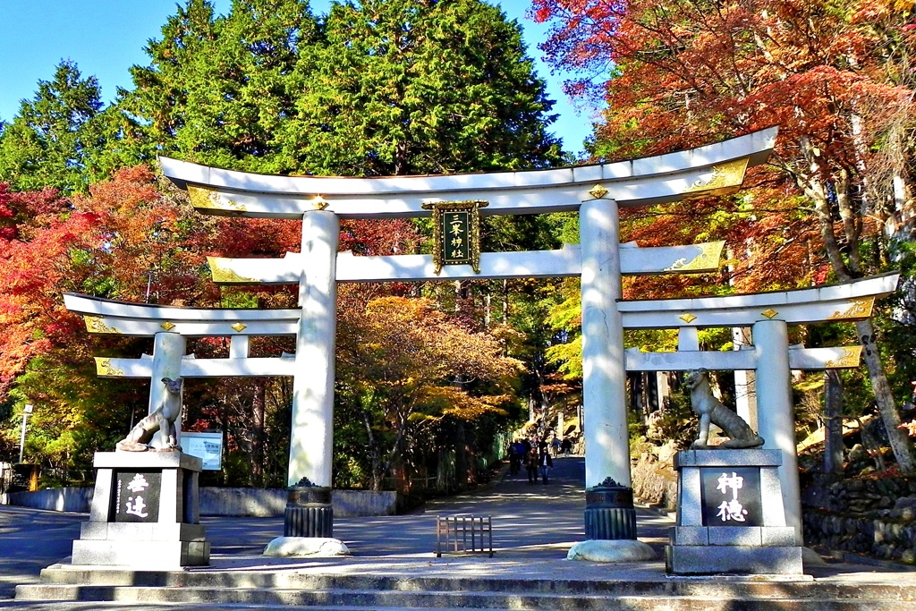 三峯神社参道入り口の珍しい三つ鳥居(三輪鳥居)
