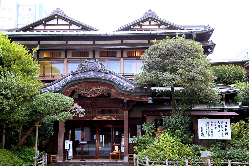 街の歴史的建物：だるま料理店