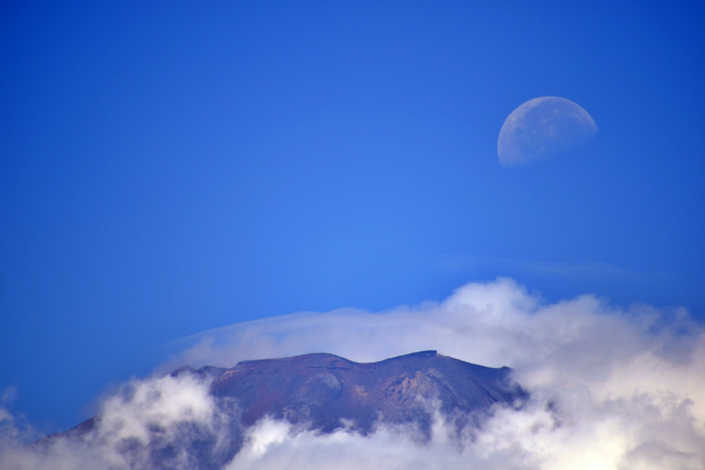 富士山頂に残月