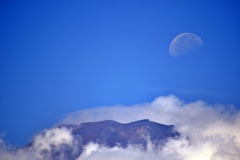 富士山頂に残月