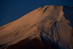初日の出を浴びる富士山