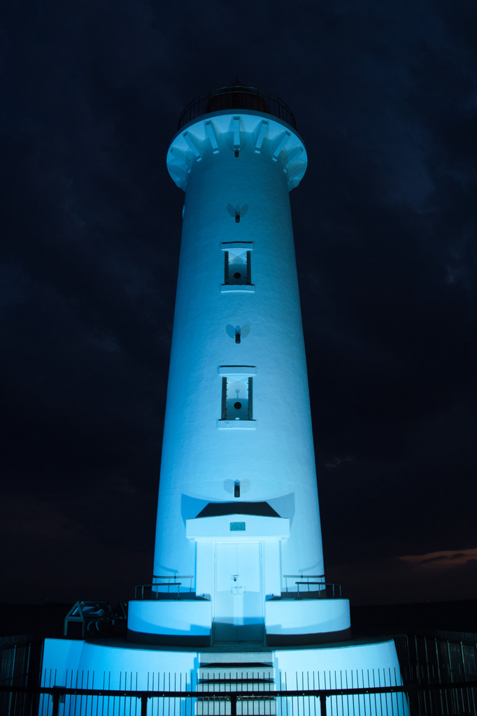 ブルーライトアップの野間崎灯台
