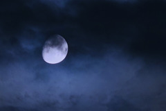 雨雲の合間の月