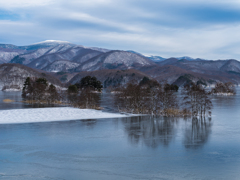 冬の秋元湖