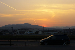 夕陽と飛行機雲　２